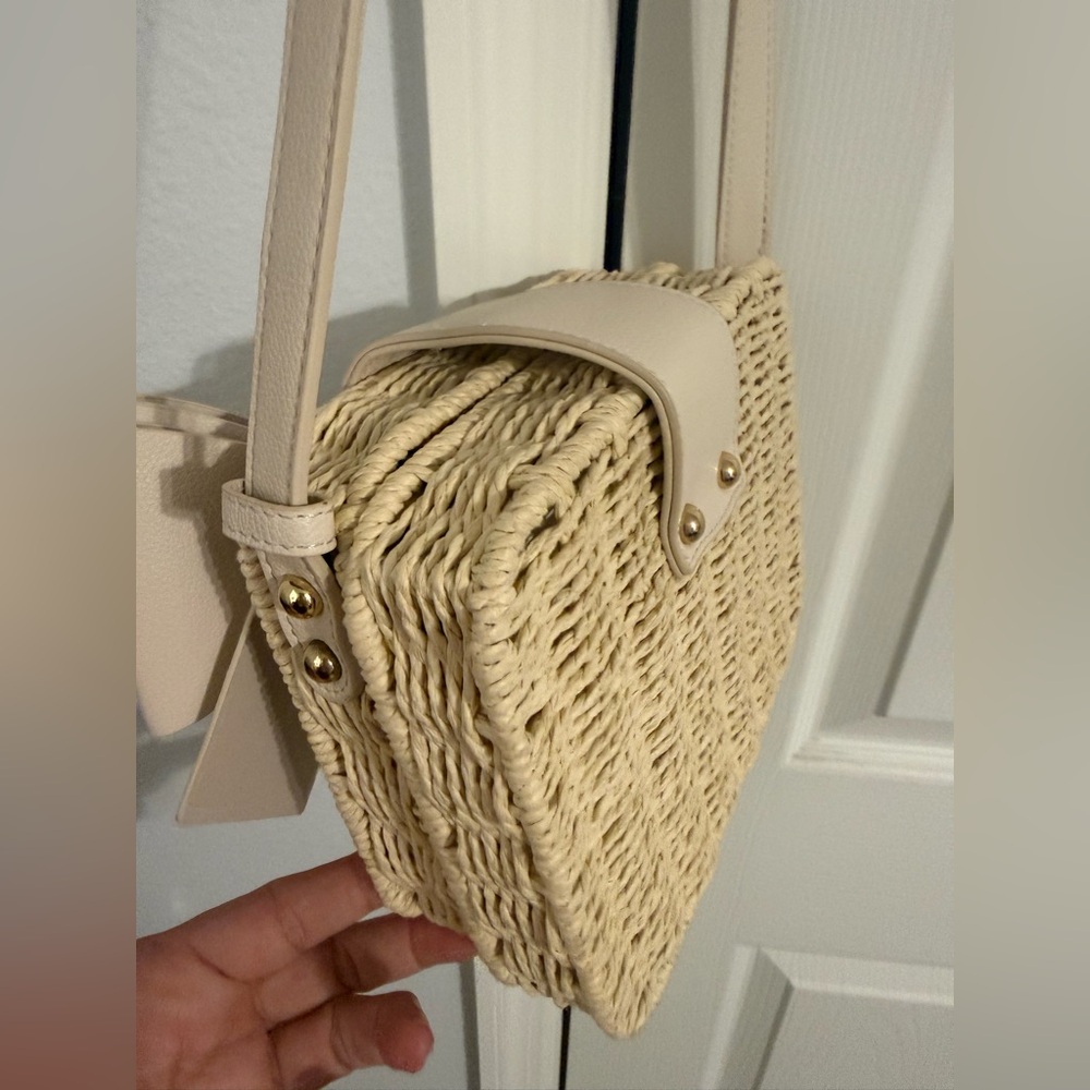 Cream Bow Straw Crossbody with Gold Accent - Picture 5 of 5